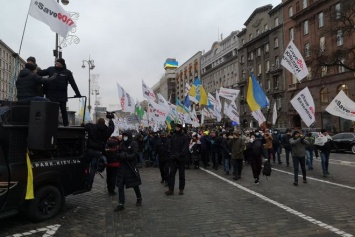 "Фопы" частично перекрыли движение в центре Киева и выдвинулись на Банковую. Полиция перекрыла путь