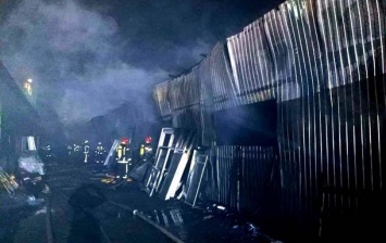 Масштабный пожар на складах Киева потушен