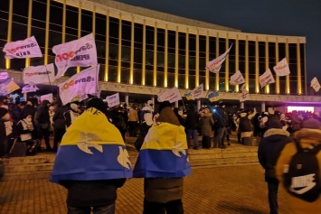 Чтоб Зеленский услышал. Тысячи "фопов" пришли ко Дворцу "Украина" перед концертом "95 Квартала"