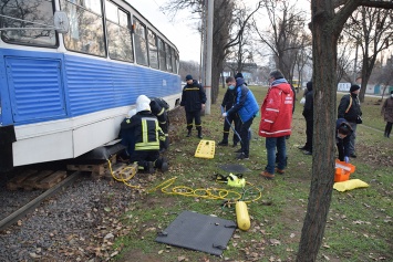 В Николаеве мужчина попал под трамвай (ФОТО, ВИДЕО)