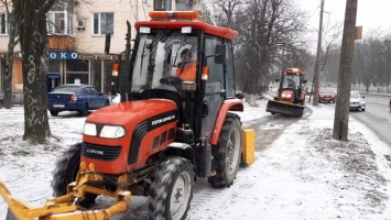Киев засыпает снегом: на дорогах уже образовались пробки, видео