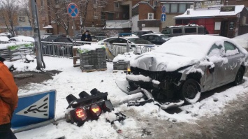 Снегопад в Киеве: город застыл в пробках из-за десятков аварий (видео)