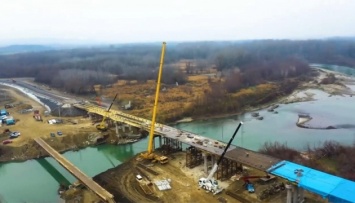 На Буковине завершают возведение нового моста через Прут
