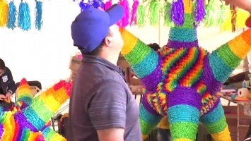 Бумажные пиньяты веселят мексиканцев на Рождество (видео)