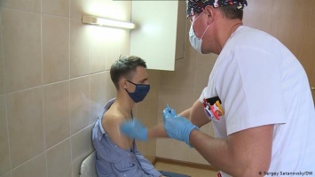 Вакцина "Спутник V": как корреспонденту DW сделали вторую прививку от коронавируса