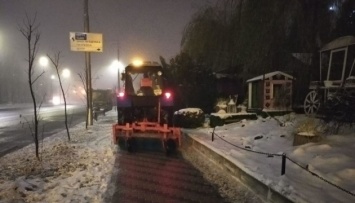 В Киеве на уборку снега вывели 34 бригады и 225 единиц техники
