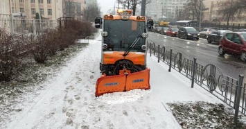 С утра улицы Киева чистят более 300 единиц техники