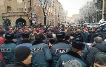 В Ереване начались столкновения и задержания