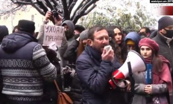 Возле здания правительства Армении проходит митинг с требованием отставки Пашиняна