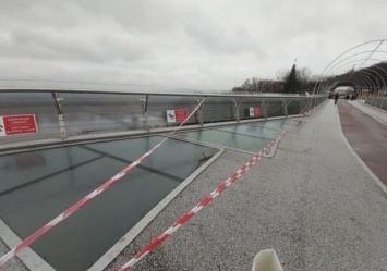 Скоро будет новенькое: стекло на "мосту Кличко" разбили не вандалы