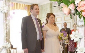 На свадьбе сфотографировали сотрудника ФСБ, бывшего ухажера невесты - молодожены получили 13 лет тюрьмы