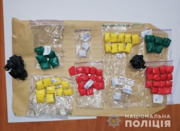 В Запорожье задержали наркозакладчицу с 64 пакетиками опасного психотропного вещества (фото)