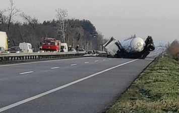 На трассе Киев - Харьков заблокировано движение из-за ДТП с грузовиком