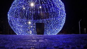 В Никополе аллею на лице Каштановой украсил новогодний шар