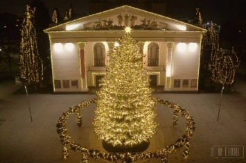 Украинцы признали мариупольскую елку самой красивой (фото)