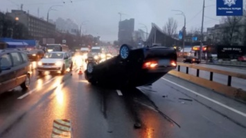 В Киеве автомобиль Toyota опрокинулся на крышу: видео
