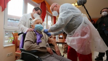 В Германии первую прививку от коронавируса сделали 101-летней женщине