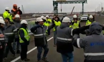 Турецкие рабочие станцевали на новом мосту в Запорожье