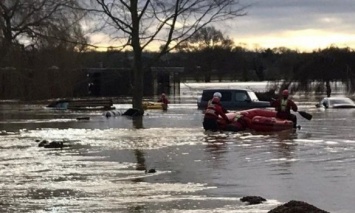 Из-за наводнения в английском графстве Бедфордшир эвакуируют более 1,3 тыс. семей