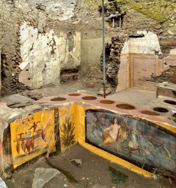 В Помпеях раскопали древний магазин еды с фресками и древнеримским энергетическим батончиком