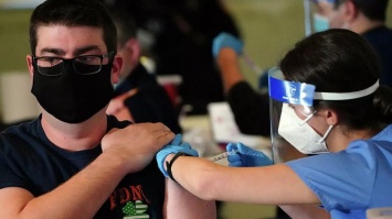 В Евросоюзе началась вакцинация от коронавируса