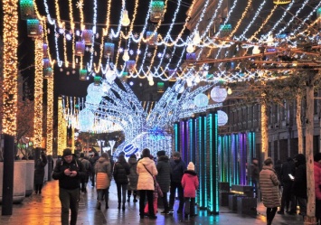 Вот так красота: улицы Короленко и Яворницкого украсили новогодними иллюминациями