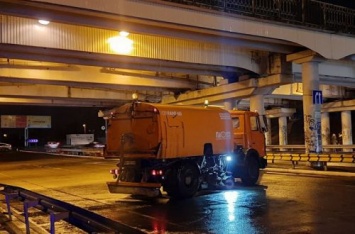 Одесская полиция погоняла ночных стритрейсеров в одном месте, они поехали шуметь в другие районы. ВИДЕО