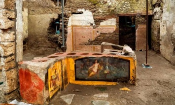 В античном римском городе показали хорошо сохранившийся прилавок бара с фресками, которому более 2000 лет