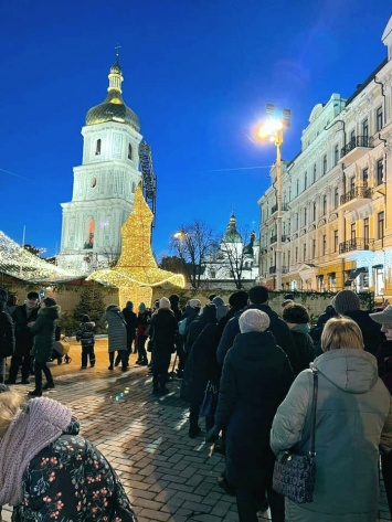 На Софийской площади снова появилась та самая шляпа, которая была на верхушке главной елки