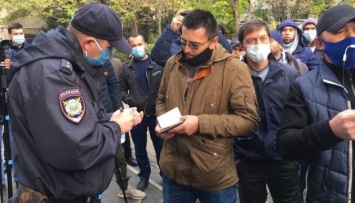 В Крыму копы-оккупанты принудительно вывезли из дома общественного журналиста