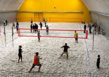 Поиграешь: в Киеве открыли крытую площадку для пляжного волейбола