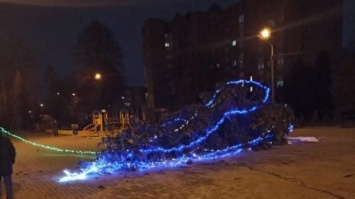 В Тернополе упала главная елка (фото)
