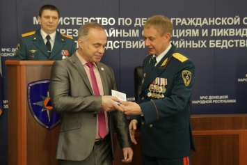 За спасение тонущей девушки, сотрудника «Донбасс Оперы» наградил руководитель МЧС ДНР