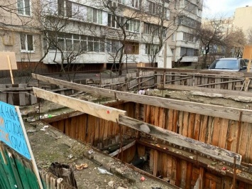 В Киеве три года не могут заделать ямы возле жилых домов на улице Тростянецкой, ФОТО
