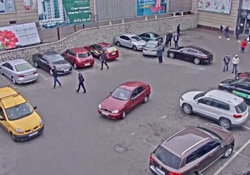 Страшно жить: около ТРЦ "Украина" неизвестный напал на девушку в ее авто (видео)