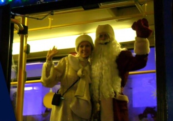 С песнями и плясками: пассажиров трамвая №1 поздравили Дед Мороз и Снегурочка (видео)