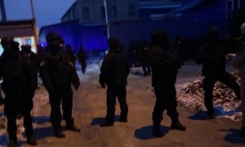 СМИ: 47 следователей из Киева не могут отобрать завод "Алексвуд" у арендаторов и жены Леонида Гайшука