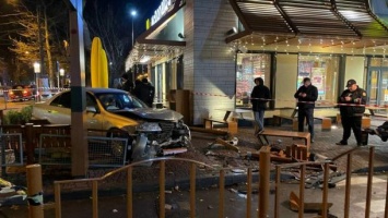 В Одессе Nissan врезался в террасу McDonald's, есть пострадавшие