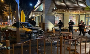 В Одессе легковушка влетела в "Макдонадльдс", пострадала посетительница