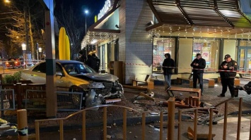 В Одессе автомобиль влетел в McDonald’s: есть пострадавшие (фото, видео)
