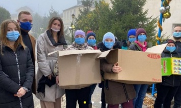 В Одессе активисты молодежного крыла ОПЗЖ поздравили с новогодними праздниками забытых властью людей