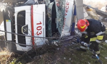В Ивано-Франковской обл. грузовик столкнулся с машиной скорой помощи, есть пострадавшие