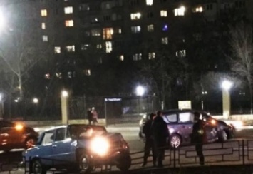 В Мелитополе ВАЗ влетел в забор после столкновения с минивеном (фото, видео)