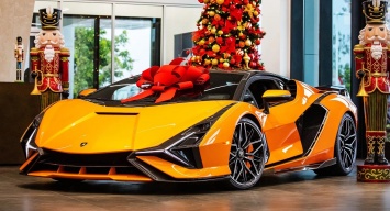 Самый первый Lamborghini Sian доставили дилерам к праздникам (ВИДЕО)