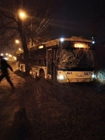 В Мариуполе коммунальный автобус врезался в стену, -ФОТО