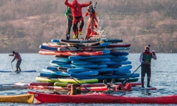 Запорожцы устроили к Новому году "байдарочное безумие" на воде