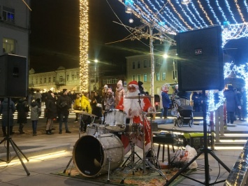 В центре Днепра горожан развлекал Санта-музыкант (ВИДЕО)