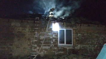 В Добром Симферопольского района ночью пожарные потушили кровлю дома