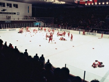Ровно 34 года состоялась массовая драка между советскими и канадскими хоккеистами на МЧМ в Пьештянах