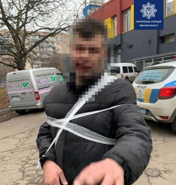 Обливал бензином и угрожал ножом: В Одессе полиция вместе с горожанами задержали хулигана